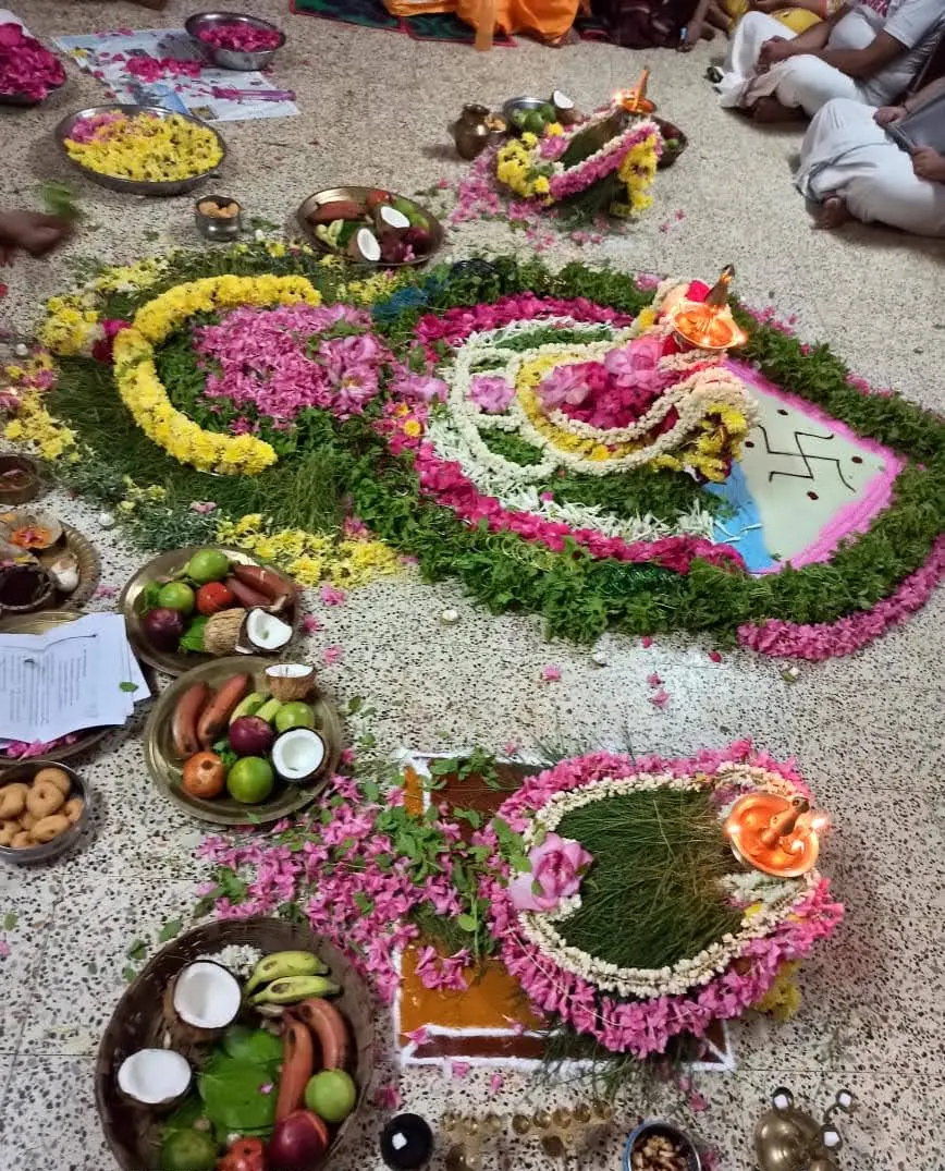 Offerings ringed around the shayya